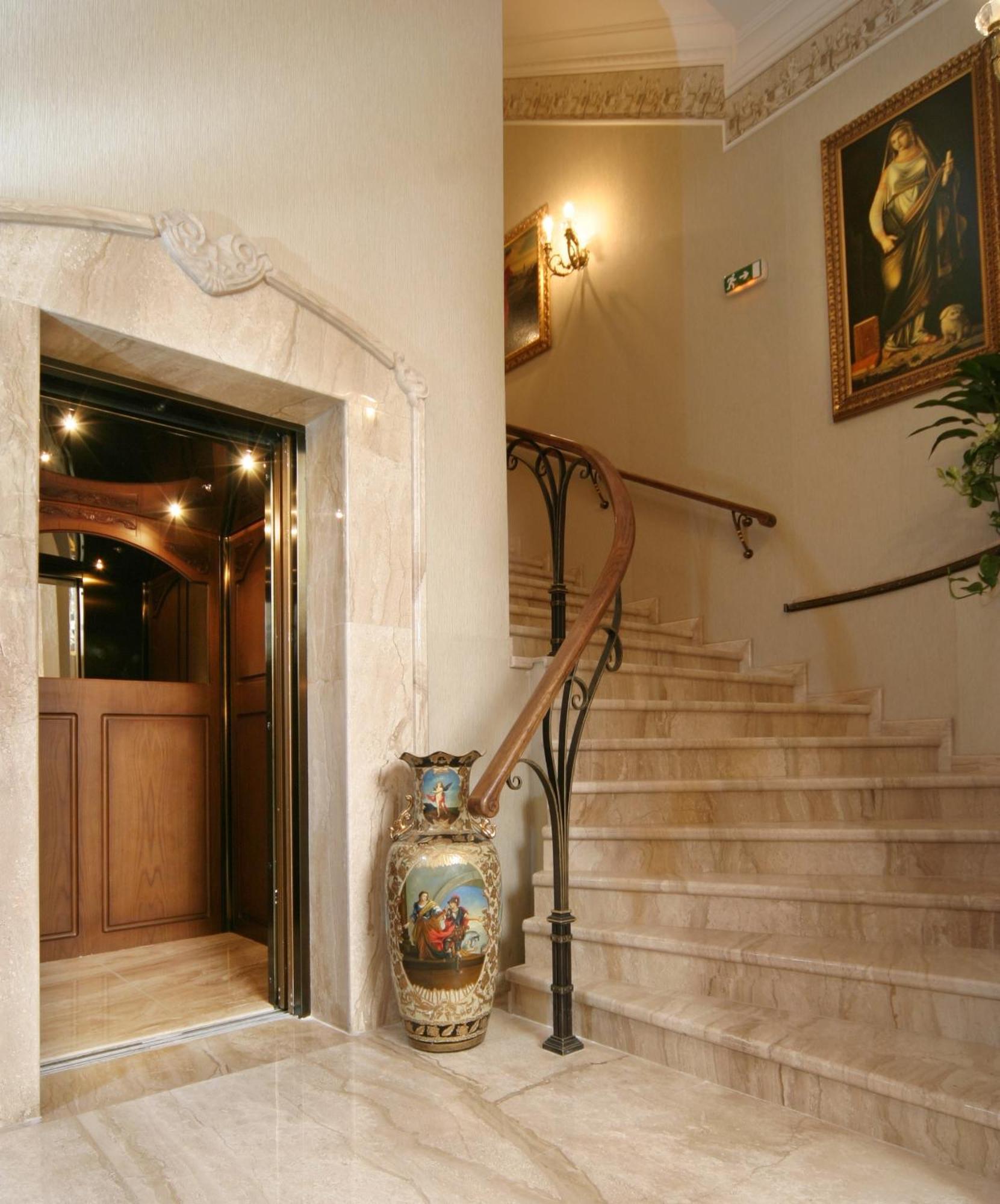 Grand Hotel London Varna Dış mekan fotoğraf A residential elevator
